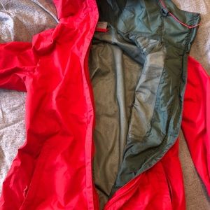 XS Columbia rain shell